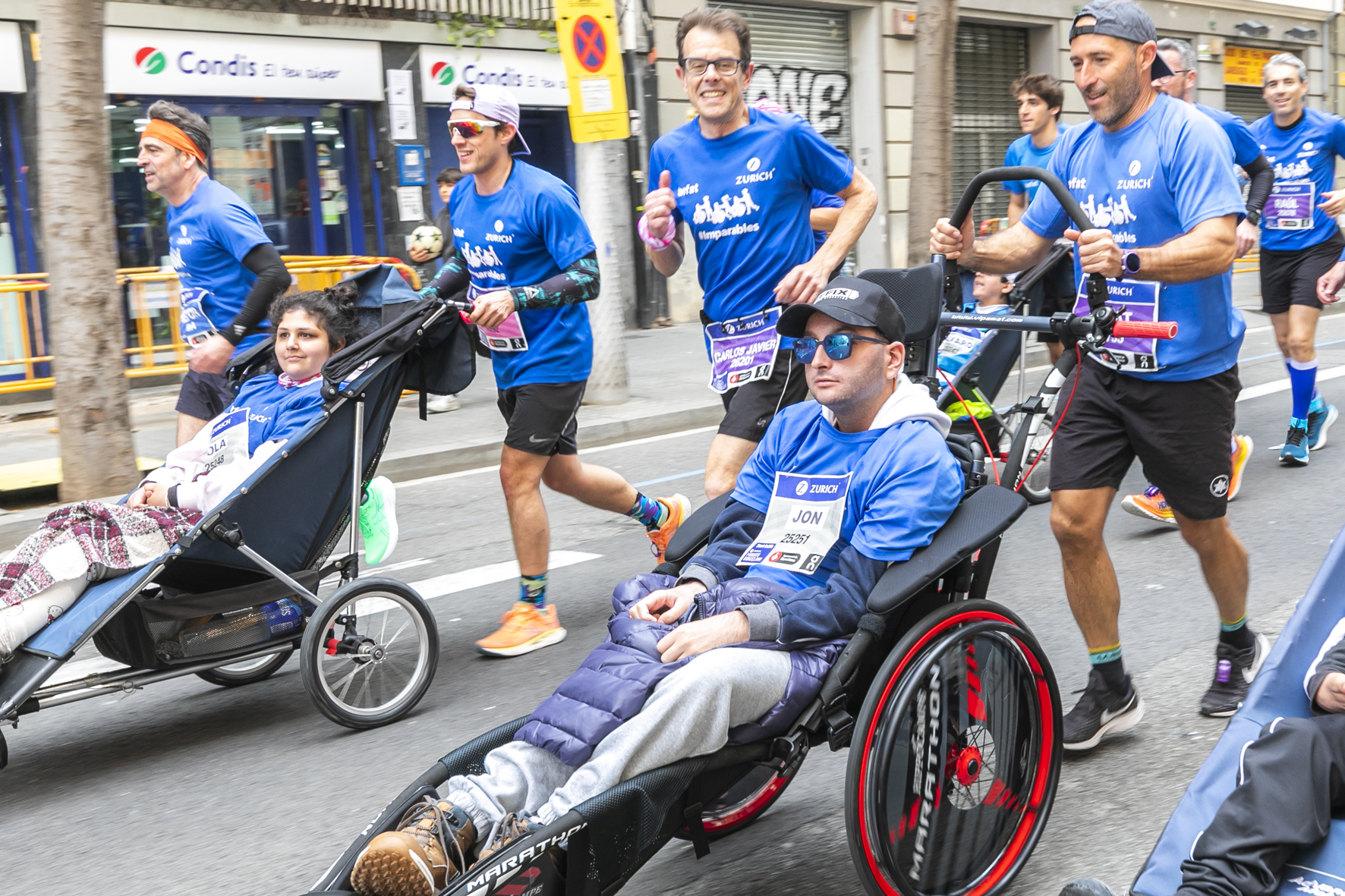 Equipo_Zurich_Aefat_en_Marató_Barcelona_2025_Foto_Xavier_dArquer_6.jpg