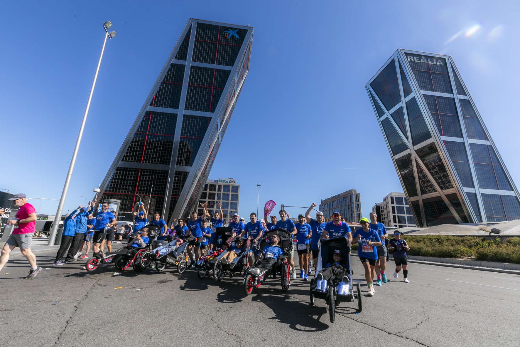 1_Equipo_Zurich_Aefat_en_Maratón_Madrid_2025_torres.jpg