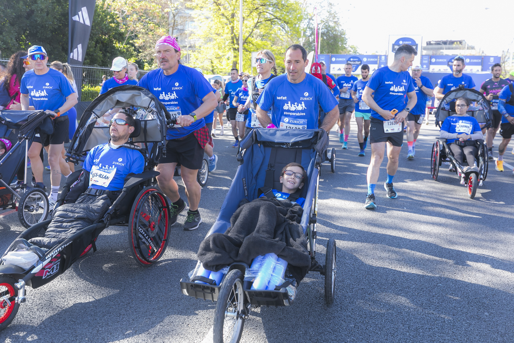 3_Equipo_Zurich_Aefat_en_Maratón_Madrid_2025_con_Ángel.jpg