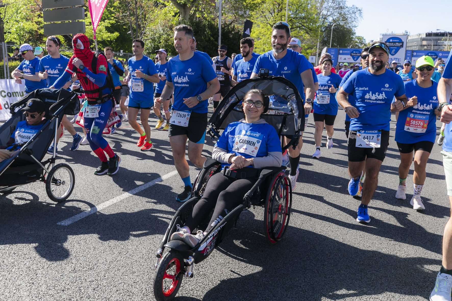 4_Equipo_Zurich_Aefat_en_Maratón_Madrid_2025_con_Carmen.jpg