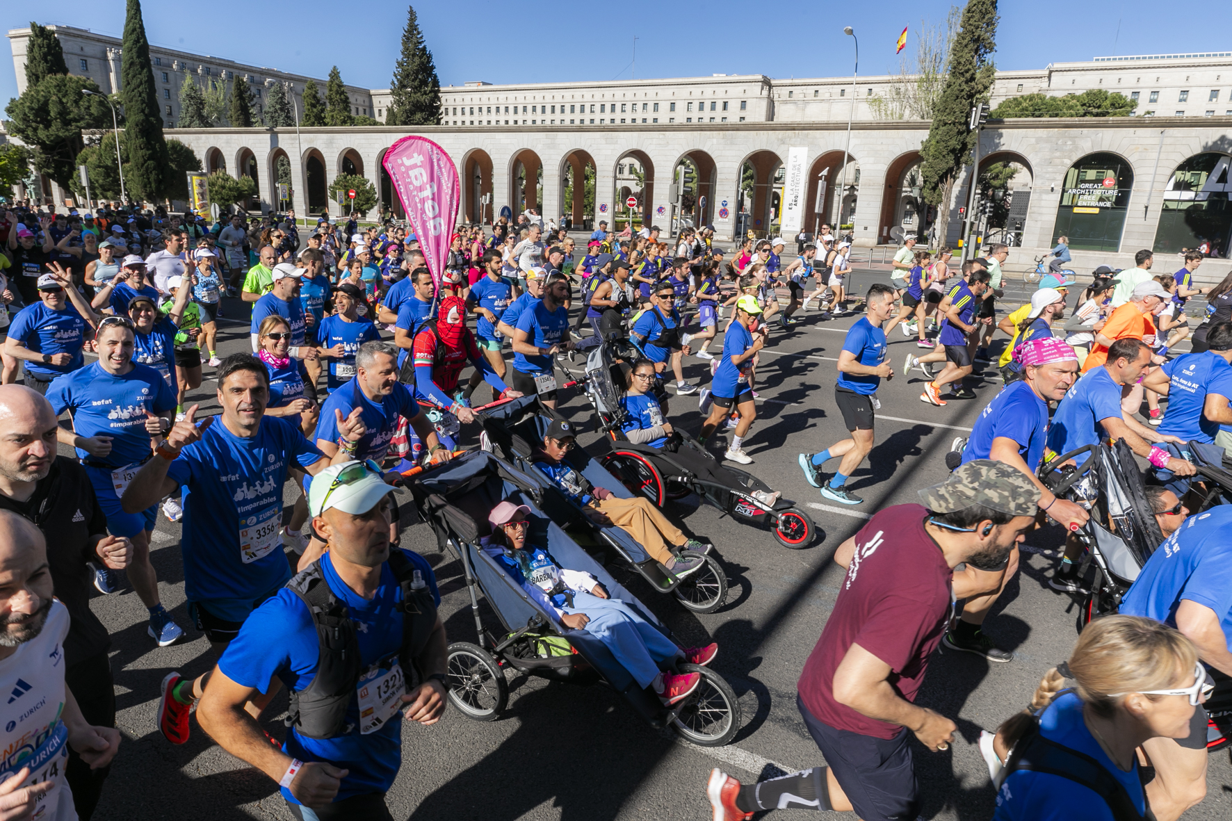 5_Equipo_Zurich_Aefat_en_Maratón_Madrid_2025.jpg