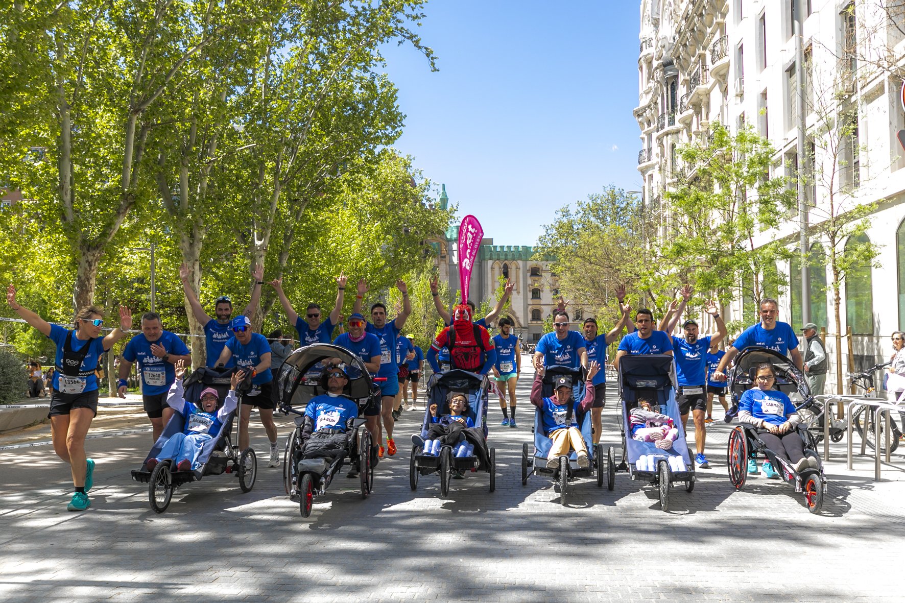 6_Equipo_Zurich_Aefat_en_Maratón_Madrid_2025_centro.jpg