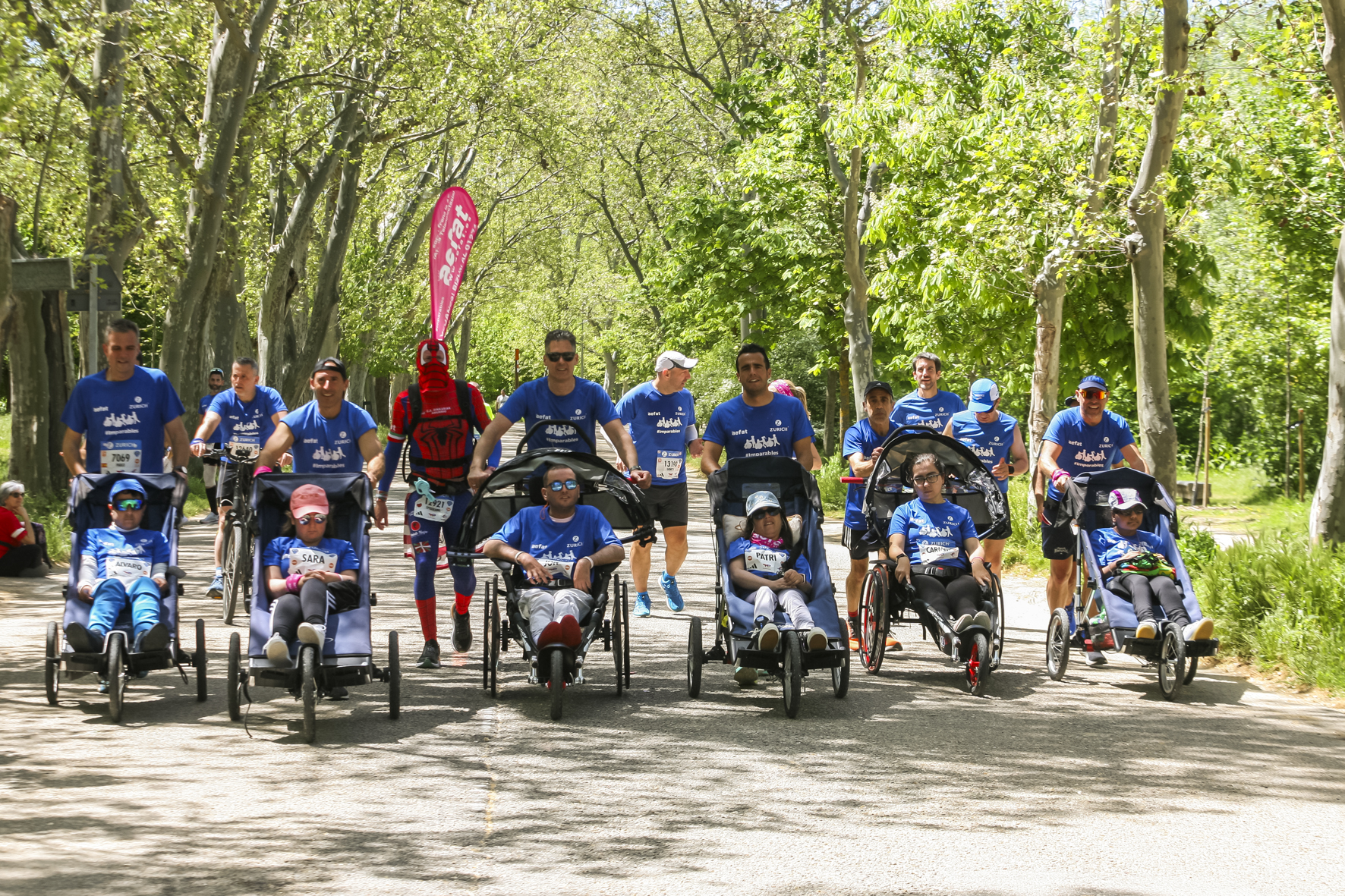 7_Equipo_Zurich_Aefat_en_Maratón_Madrid_2025_con_Sonia_y_Patri.jpg
