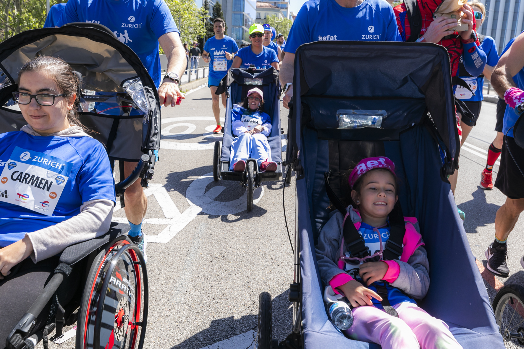 Cloe_derecha_con_el_Equipo_Zurich_Aefat_en_la_maratón_de_Madrid_2025.jpg