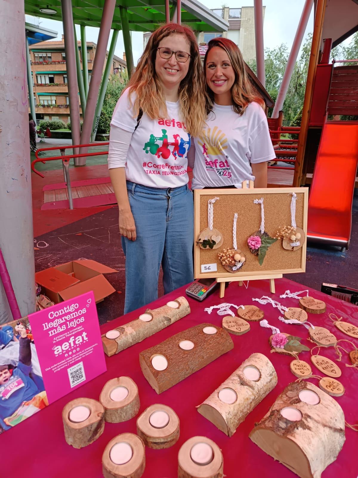 Mónica con Haizea en el mercadillo solidario de libros