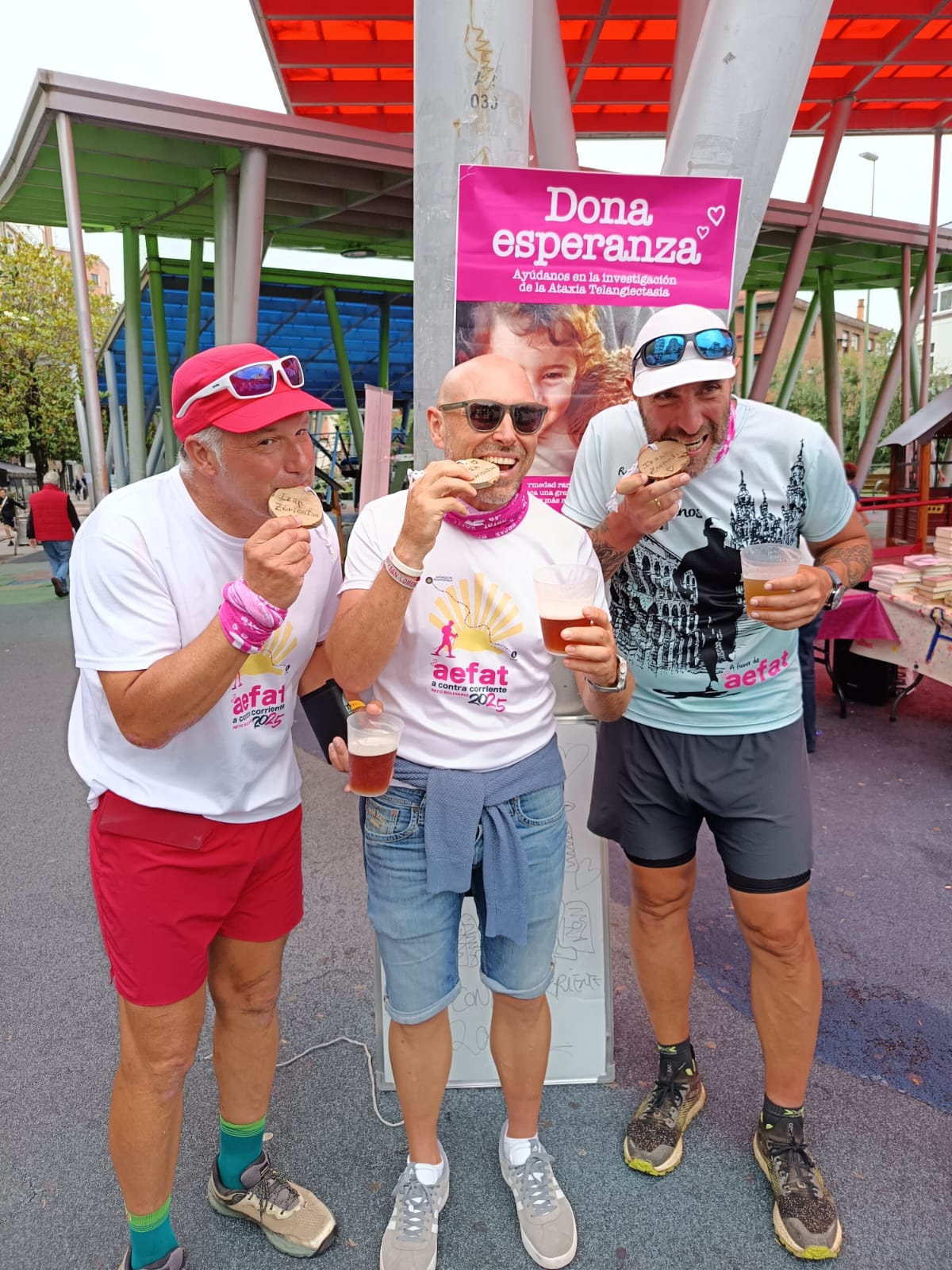 Guipu, Abel y Gonzalo celebrando el haber logrado este doble reto a contracorriente
