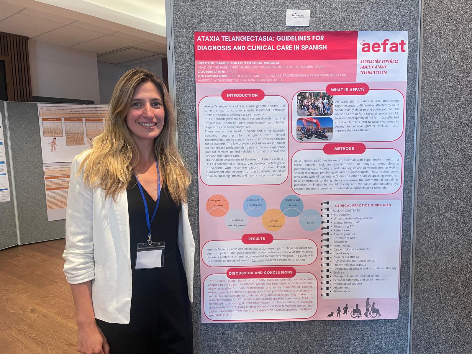 Natasha Schneider Fernández junto al poster presentado en la AT Clinical Research Conference 2025