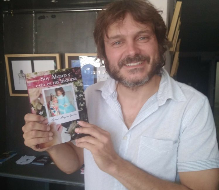 Copia de 2018 Salva Reina con el libro de Alvaro