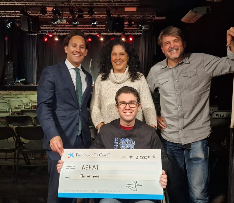 Copia de Jorge recogiendo cheque con Salva Reina